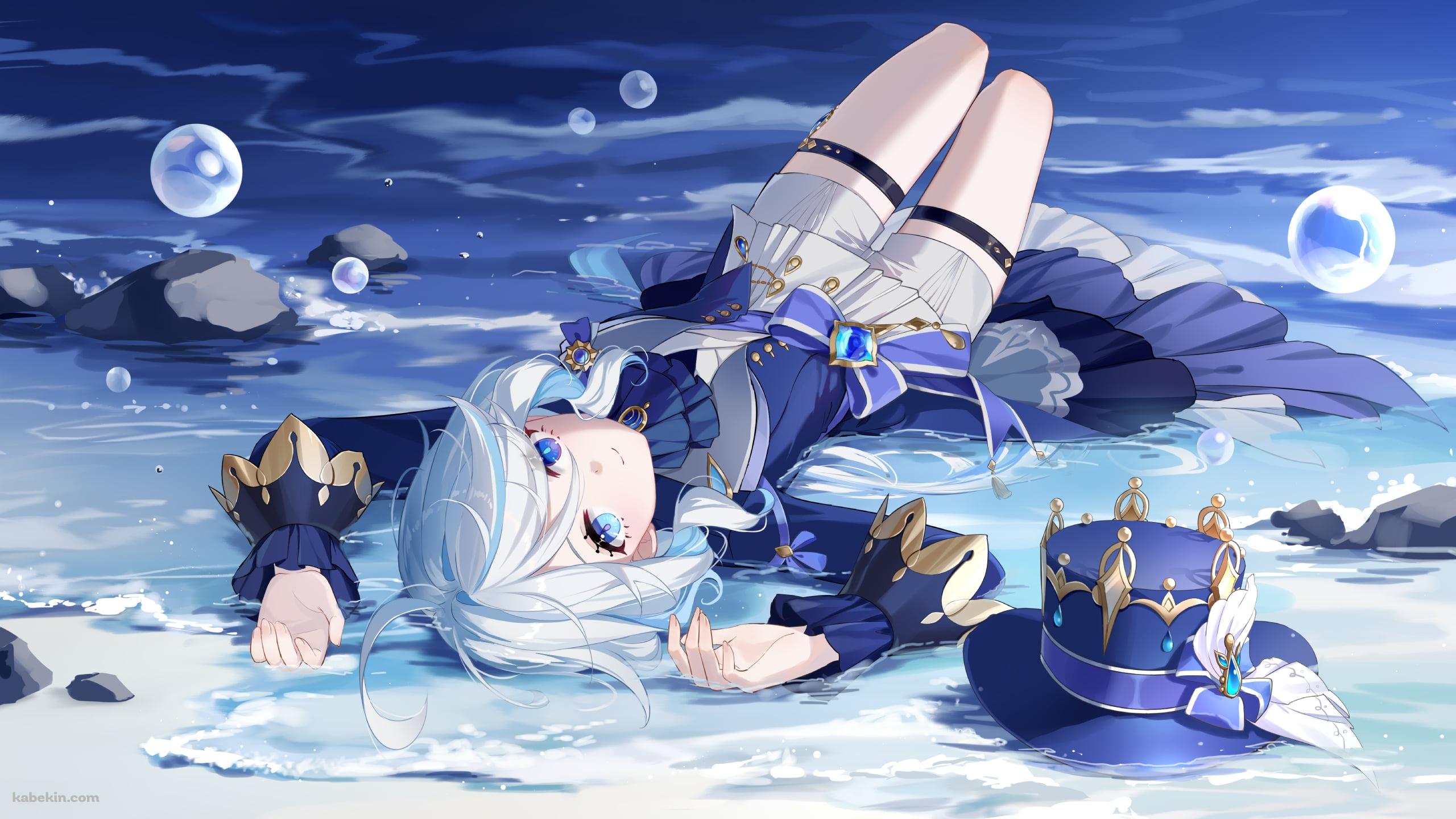 波打ち際で仰向けに寝るフリーナ / 原神の壁紙(2560px x 1440px) 高画質 PC・デスクトップ用