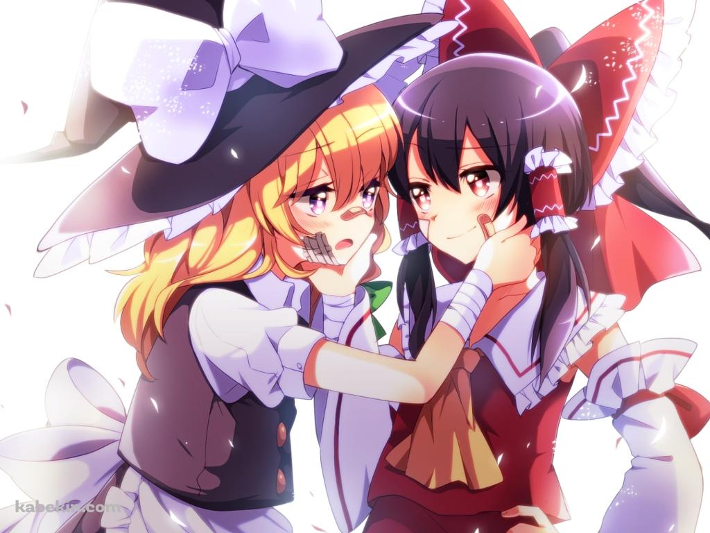 お互いの傷だらけの顔を触る博麗霊夢と霧雨魔理沙 / 東方の壁紙(1024px x 768px) 高画質 PC・デスクトップ用