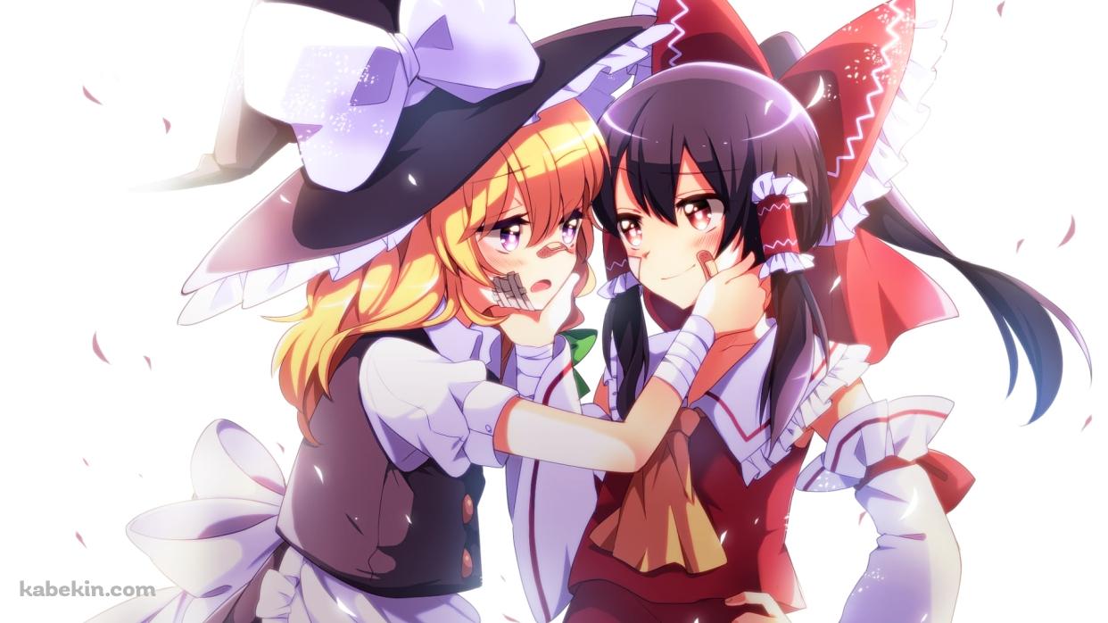 お互いの傷だらけの顔を触る博麗霊夢と霧雨魔理沙 / 東方の壁紙(1242px x 698px) 高画質 PC・デスクトップ用