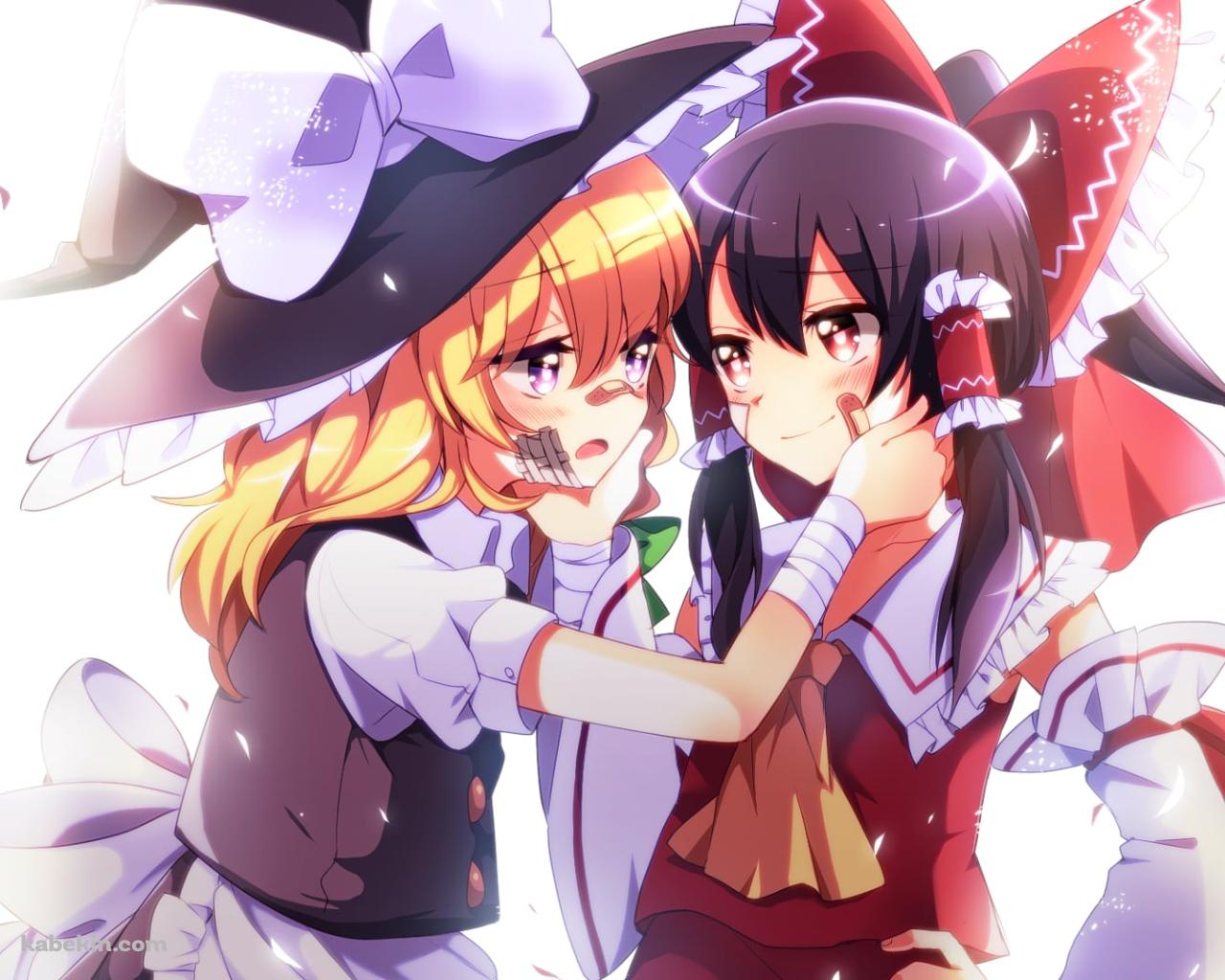 お互いの傷だらけの顔を触る博麗霊夢と霧雨魔理沙 / 東方の壁紙(1280px x 1024px) 高画質 PC・デスクトップ用