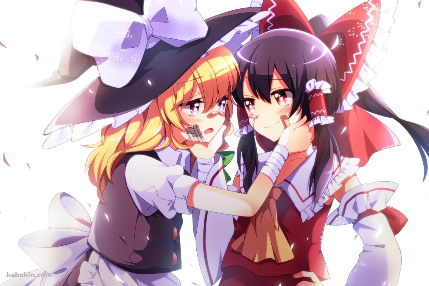 お互いの傷だらけの顔を触る博麗霊夢と霧雨魔理沙 / 東方の壁紙(1440px x 960px) 高画質 PC・デスクトップ用