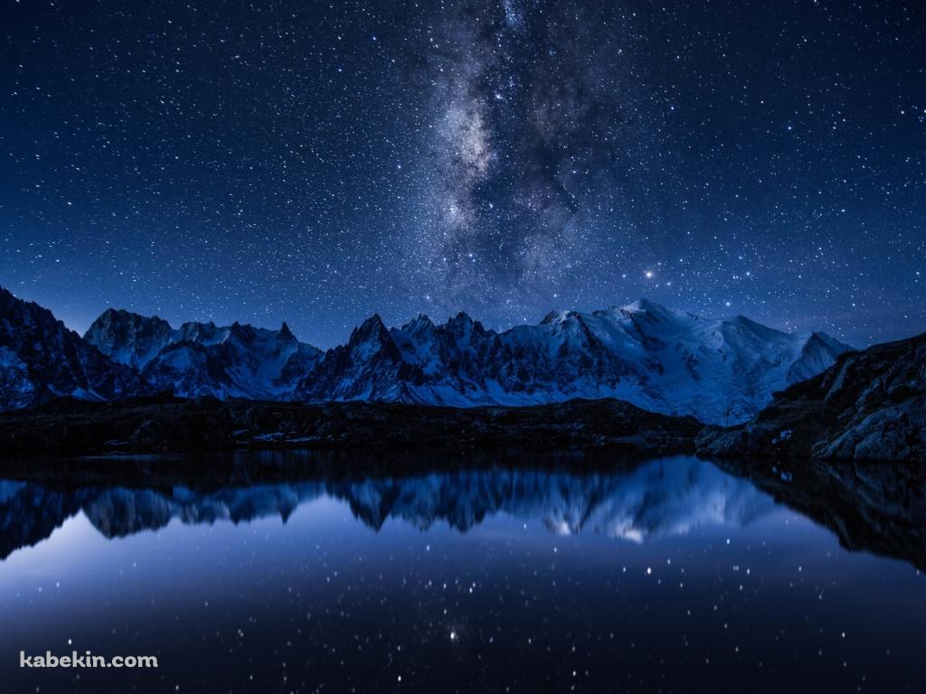 青い綺麗な空と雪が残る山脈 / 絶景 / 青い湖の壁紙(1024px x 768px) 高画質 PC・デスクトップ用