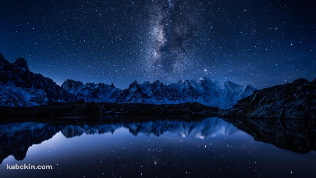 青い綺麗な空と雪が残る山脈 / 絶景 / 青い湖の壁紙(1051px x 591px) 高画質 PC・デスクトップ用