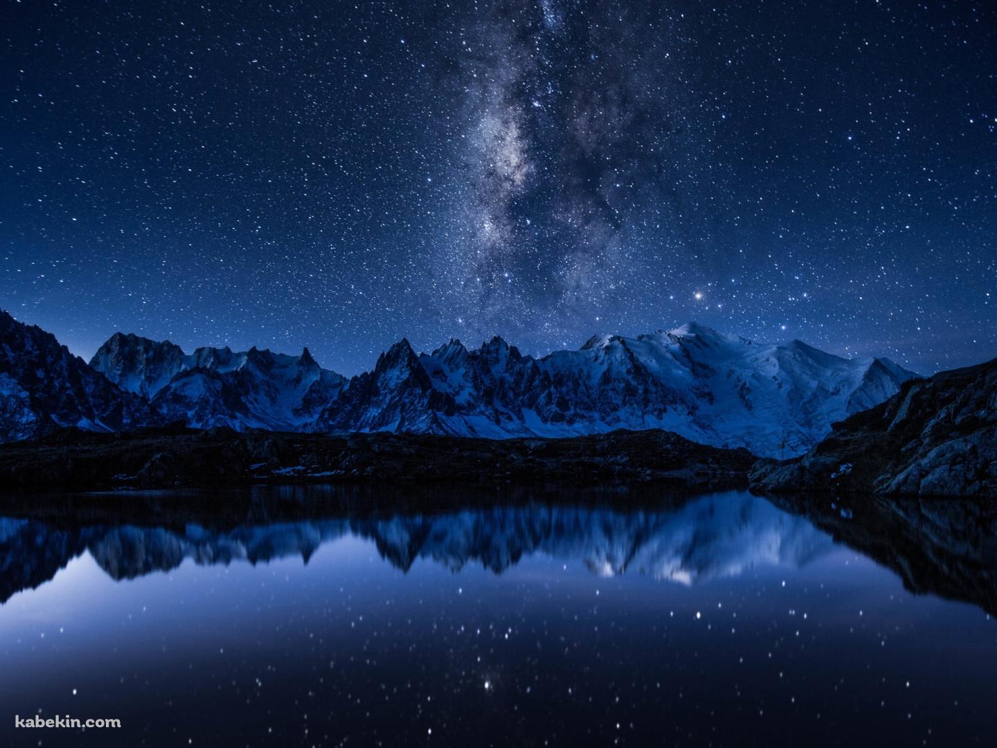 青い綺麗な空と雪が残る山脈 / 絶景 / 青い湖の壁紙(1440px x 1080px) 高画質 PC・デスクトップ用