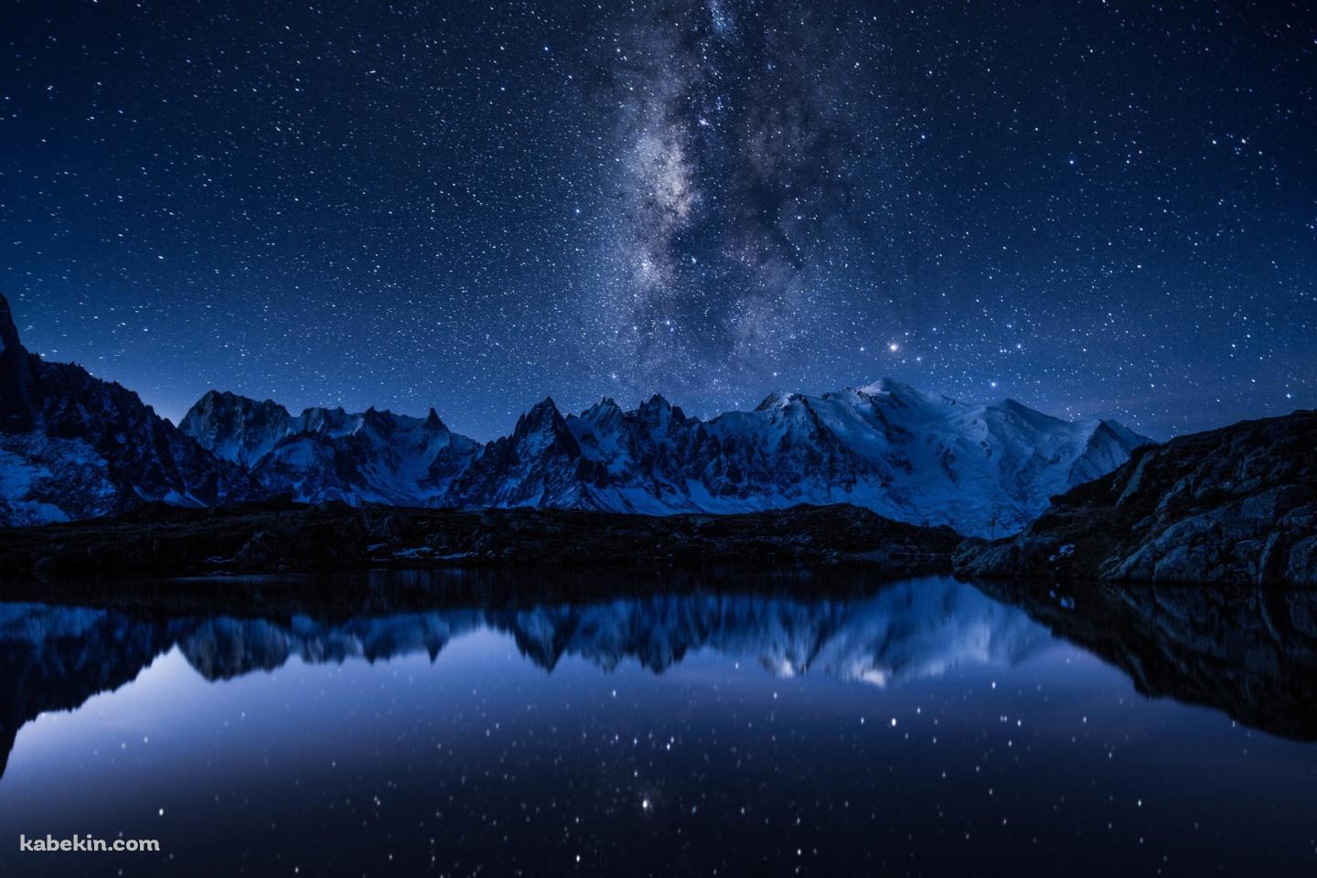 青い綺麗な空と雪が残る山脈 / 絶景 / 青い湖の壁紙(1440px x 960px) 高画質 PC・デスクトップ用