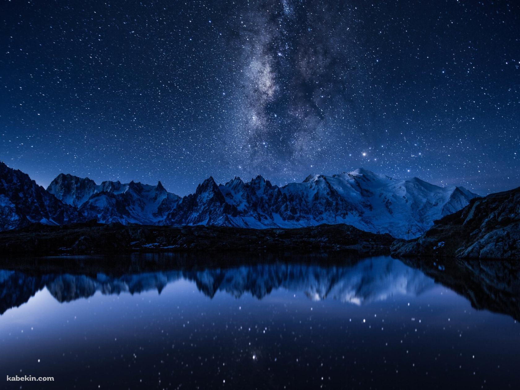 青い綺麗な空と雪が残る山脈 / 絶景 / 青い湖の壁紙(1680px x 1260px) 高画質 PC・デスクトップ用