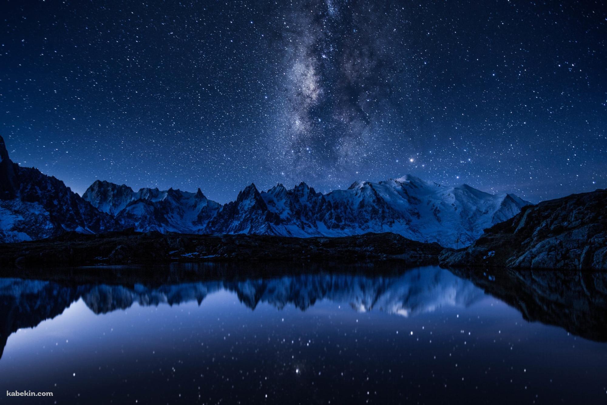 青い綺麗な空と雪が残る山脈 / 絶景 / 青い湖の壁紙(2000px x 1333px) 高画質 PC・デスクトップ用