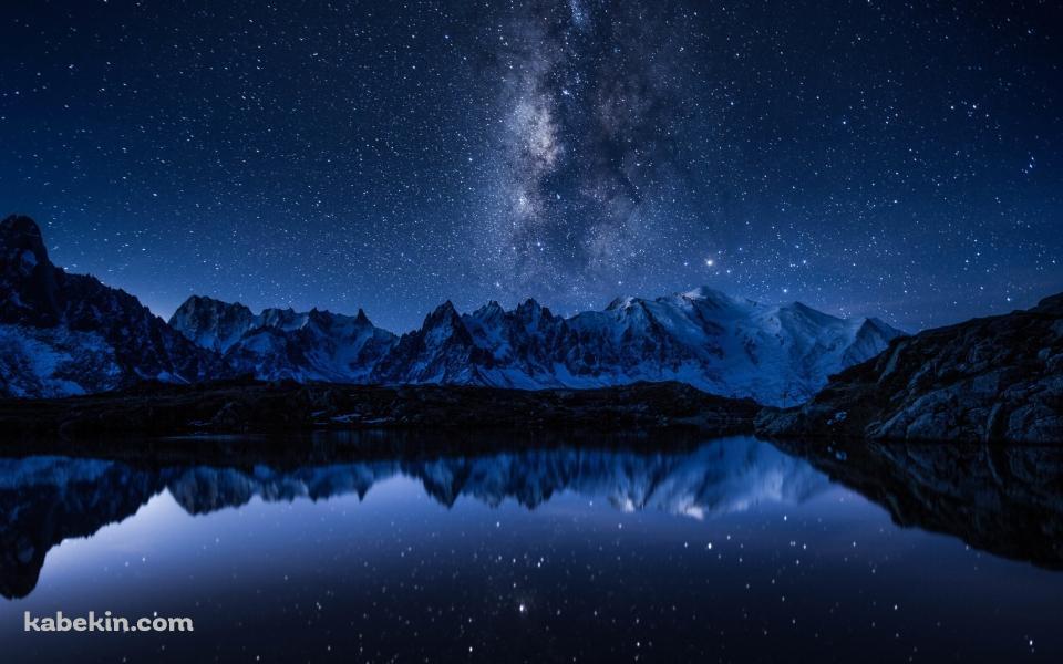 青い綺麗な空と雪が残る山脈 / 絶景 / 青い湖の壁紙(960px x 600px) 高画質 PC・デスクトップ用
