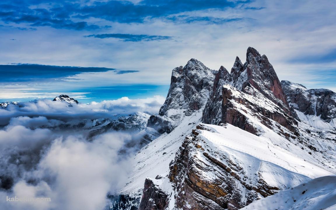 雲の上から撮影した雪山の尾根の壁紙(1152px x 720px) 高画質 PC・デスクトップ用