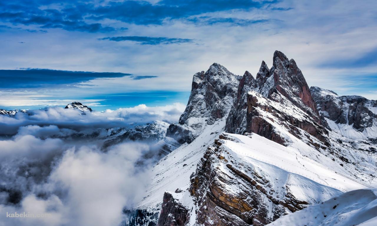 雲の上から撮影した雪山の尾根の壁紙(1280px x 768px) 高画質 PC・デスクトップ用