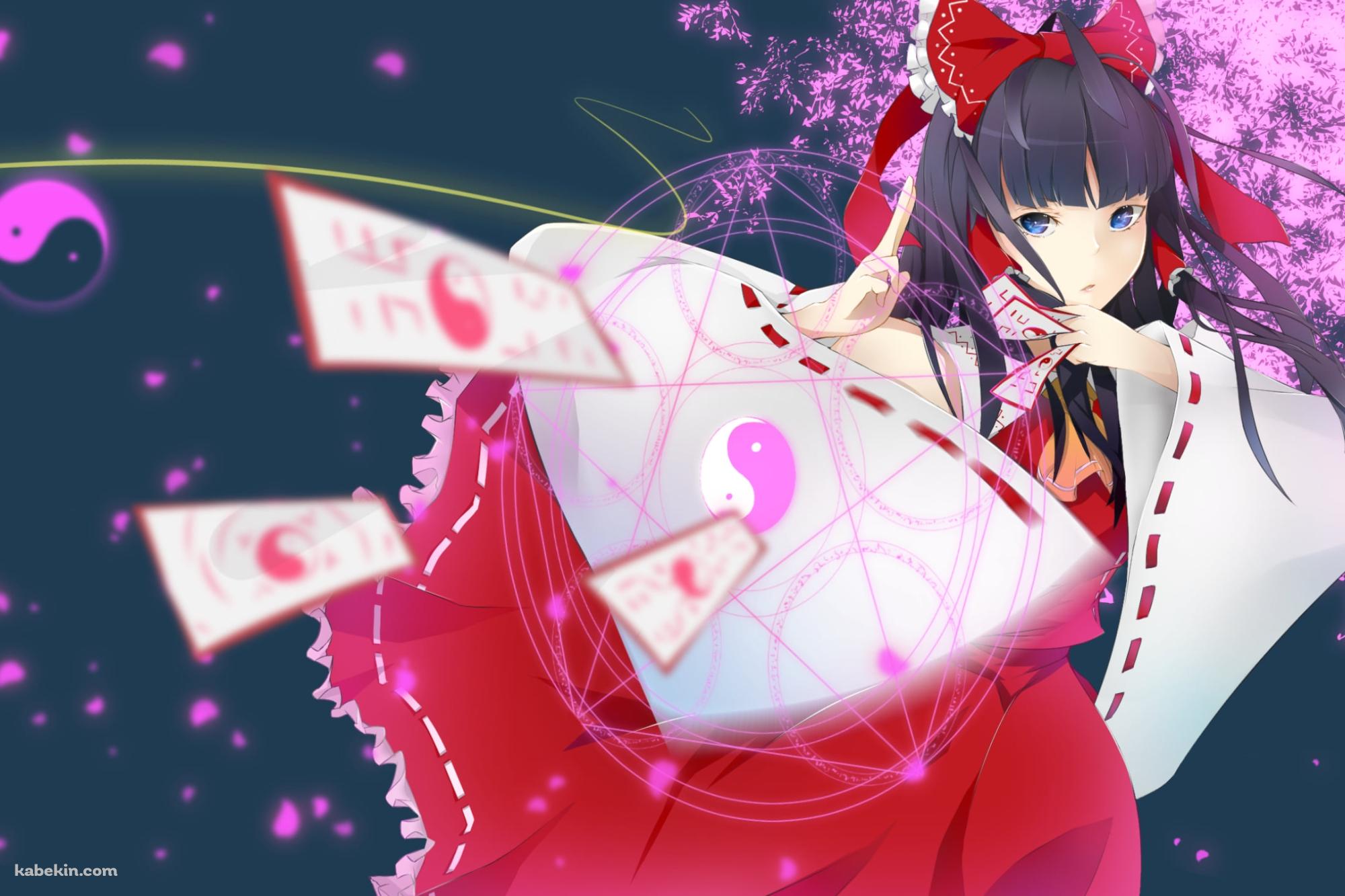 ピンクに光る桜とお札を投げる博麗霊夢 / 東方の壁紙(2000px x 1333px) 高画質 PC・デスクトップ用