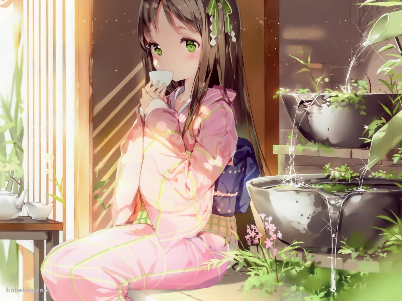 鹿威しの近くで飲み物を飲みながらこちらを見つめるピンクの着物を着た少女の壁紙(1400px x 1050px) 高画質 PC・デスクトップ用