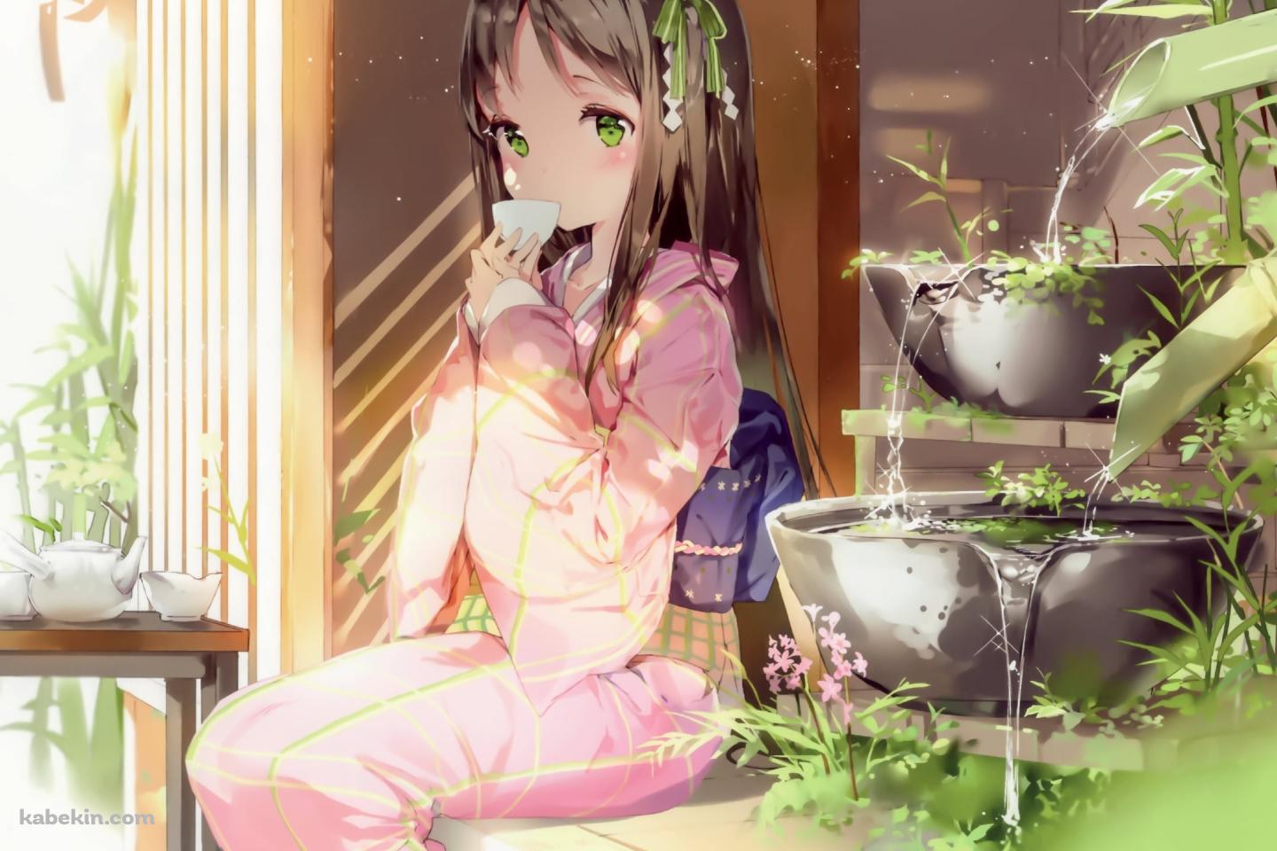 鹿威しの近くで飲み物を飲みながらこちらを見つめるピンクの着物を着た少女の壁紙(1440px x 960px) 高画質 PC・デスクトップ用