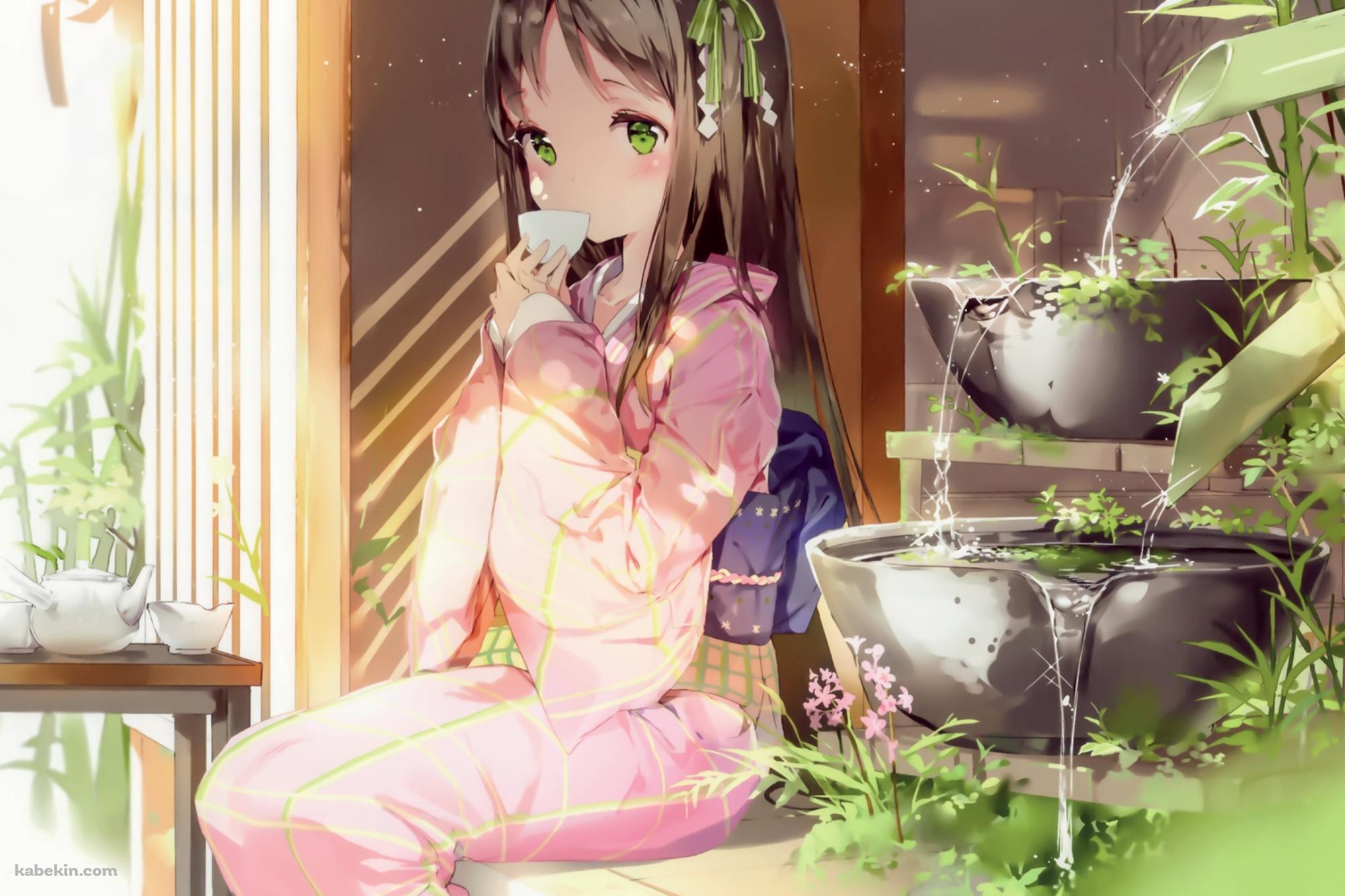 鹿威しの近くで飲み物を飲みながらこちらを見つめるピンクの着物を着た少女の壁紙(2000px x 1333px) 高画質 PC・デスクトップ用