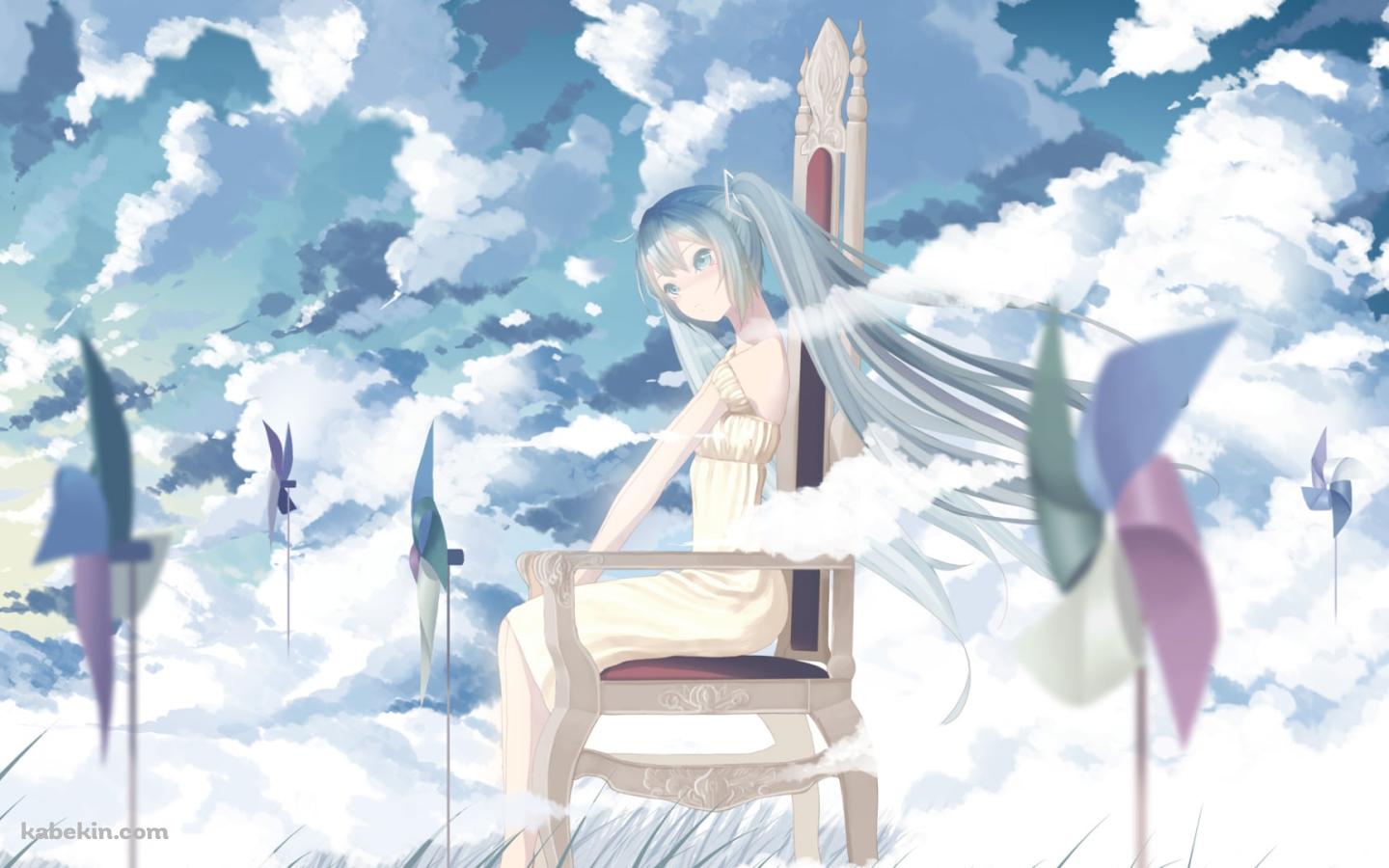 青空の下、椅子に腰かける初音ミク / 無数の風車の壁紙(1440px x 900px) 高画質 PC・デスクトップ用