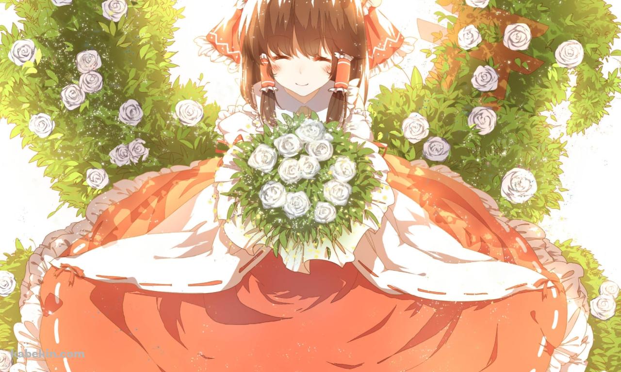 笑顔で白い薔薇の花束を持つ博麗霊夢 / 東方の壁紙(1280px x 768px) 高画質 PC・デスクトップ用