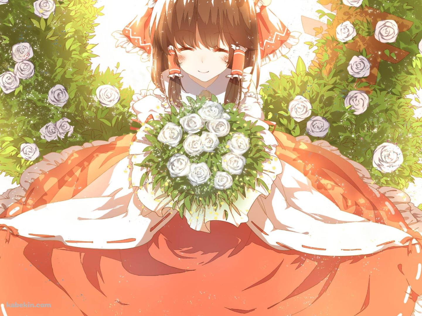 笑顔で白い薔薇の花束を持つ博麗霊夢 / 東方の壁紙(1440px x 1080px) 高画質 PC・デスクトップ用