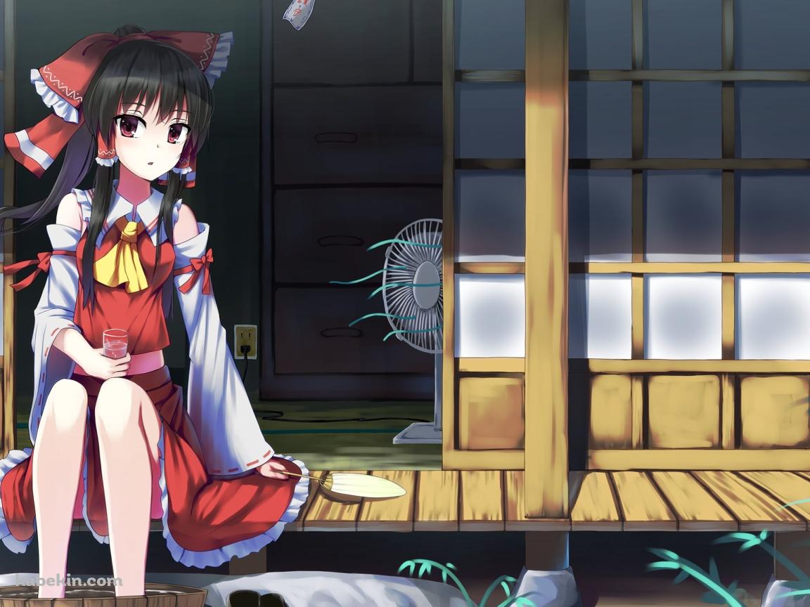 縁側で足浴する博麗霊夢 / 扇風機 / 風鈴 / 団扇 / 東方の壁紙(1152px x 864px) 高画質 PC・デスクトップ用