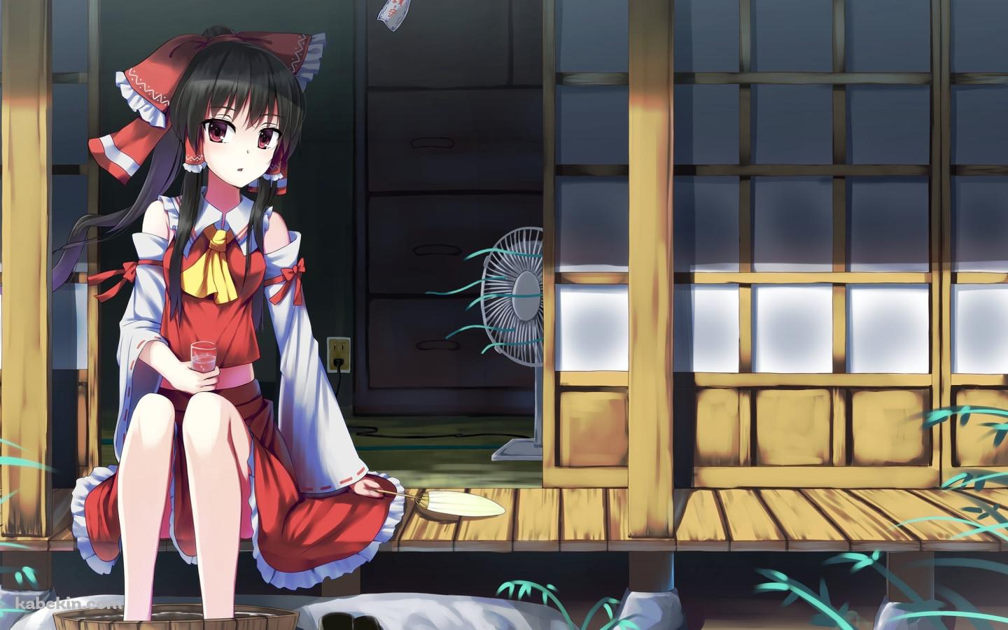 縁側で足浴する博麗霊夢 / 扇風機 / 風鈴 / 団扇 / 東方の壁紙(1440px x 900px) 高画質 PC・デスクトップ用