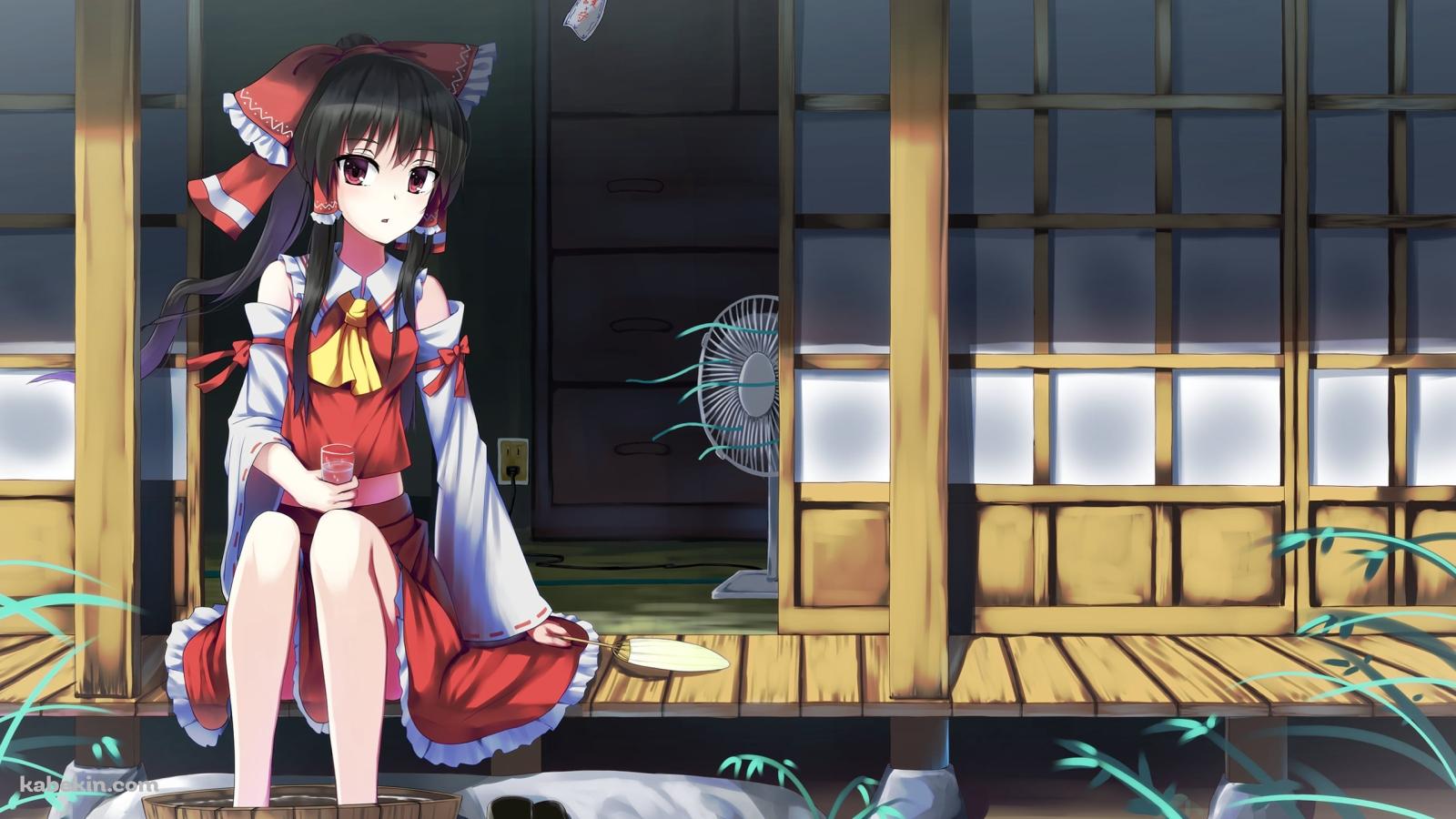 縁側で足浴する博麗霊夢 / 扇風機 / 風鈴 / 団扇 / 東方の壁紙(1600px x 900px) 高画質 PC・デスクトップ用