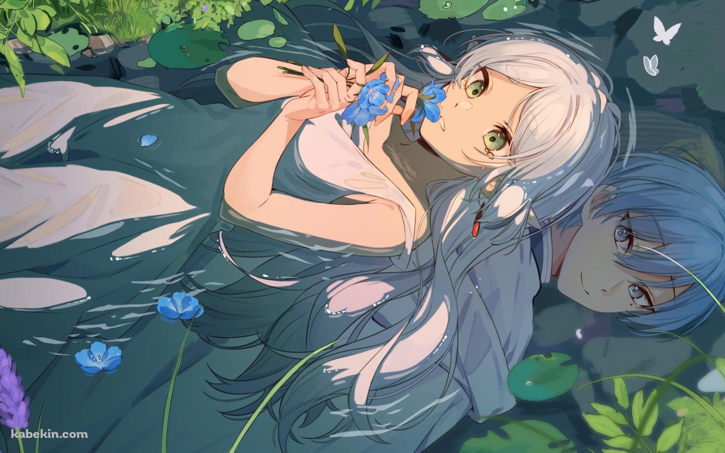 蒼月草を持つフリーレンと川に映るヒンメル / 葬送のフリーレンの壁紙(1440px x 900px) 高画質 PC・デスクトップ用