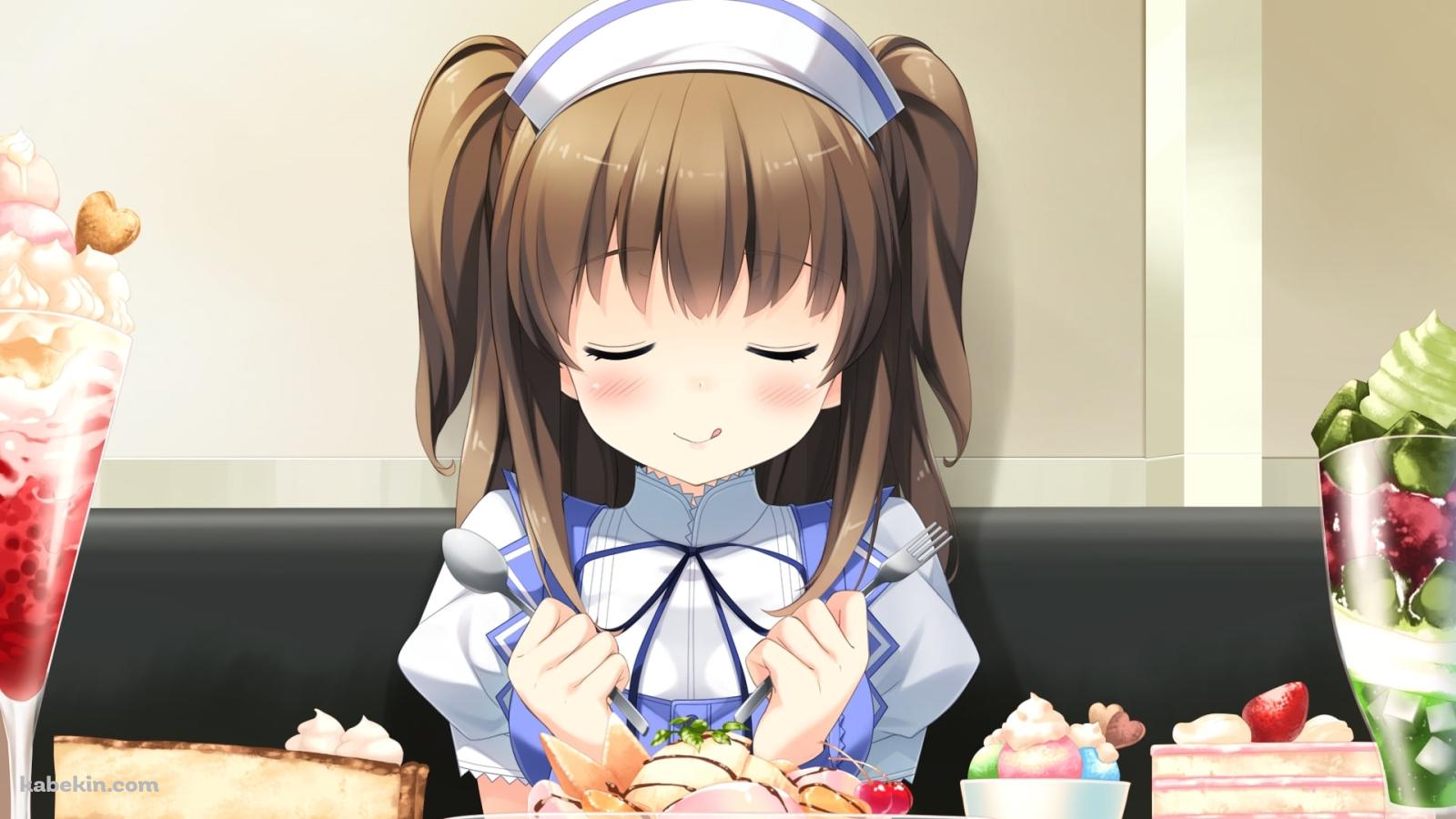 スイーツの前でスプーンとフォークを持って目をつぶる宝交祐佳 / ベリーズの壁紙(1600px x 900px) 高画質 PC・デスクトップ用