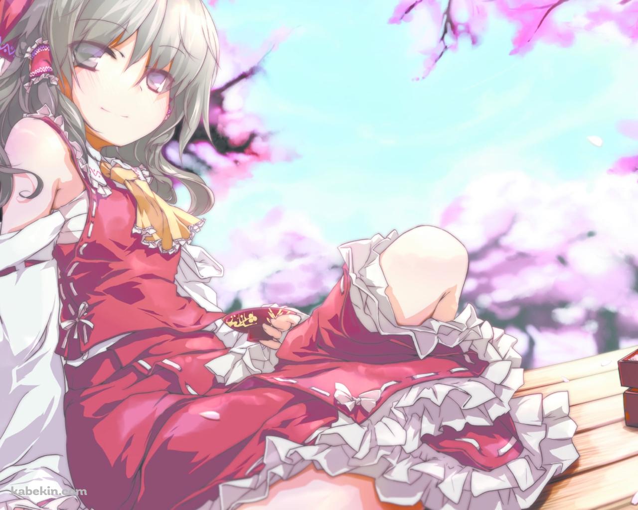 木の柱にもたれてこちらを見つめる博麗霊夢 / 東方の壁紙(1280px x 1024px) 高画質 PC・デスクトップ用
