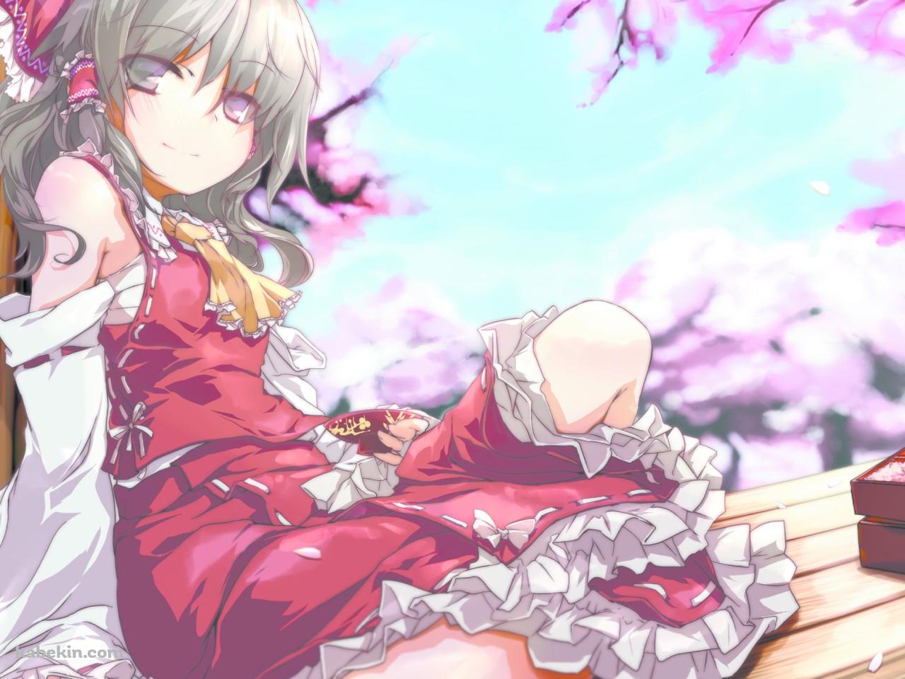 木の柱にもたれてこちらを見つめる博麗霊夢 / 東方の壁紙(1280px x 960px) 高画質 PC・デスクトップ用