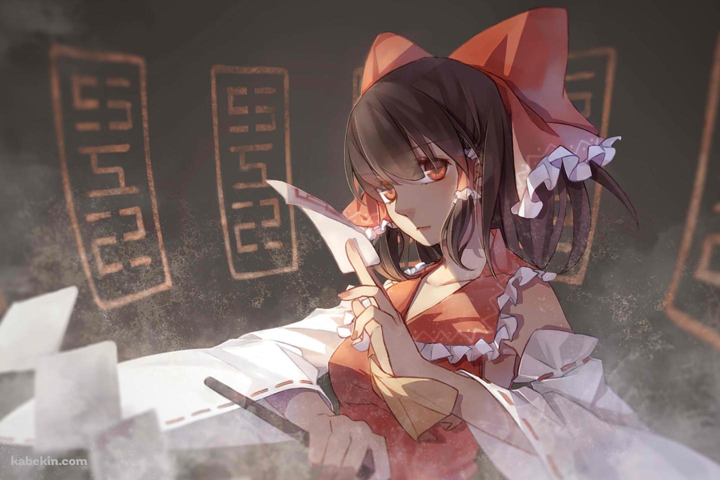 左手にお札を持つかっこいい博麗霊夢 / 東方の壁紙(1440px x 960px) 高画質 PC・デスクトップ用