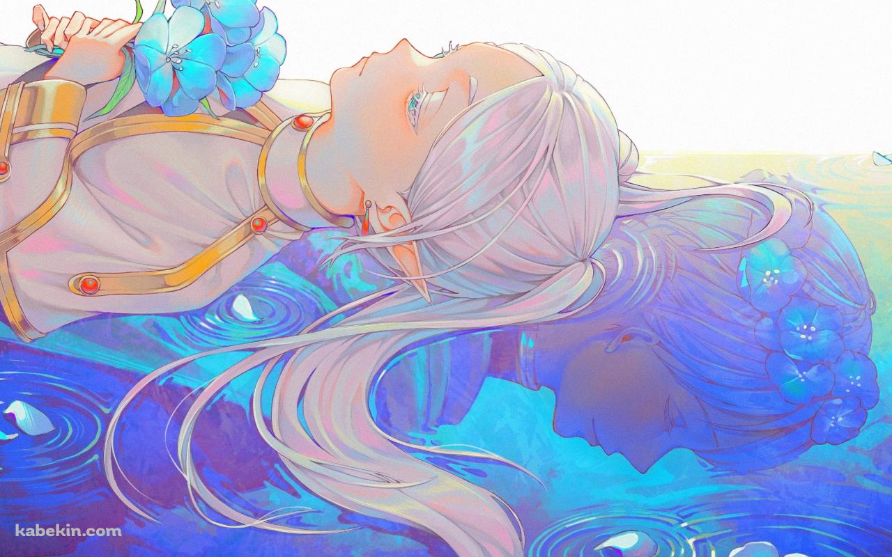 蒼月草を持ち水の上に寝そべる綺麗なフリーレン / 葬送のフリーレンの壁紙(1280px x 800px) 高画質 PC・デスクトップ用