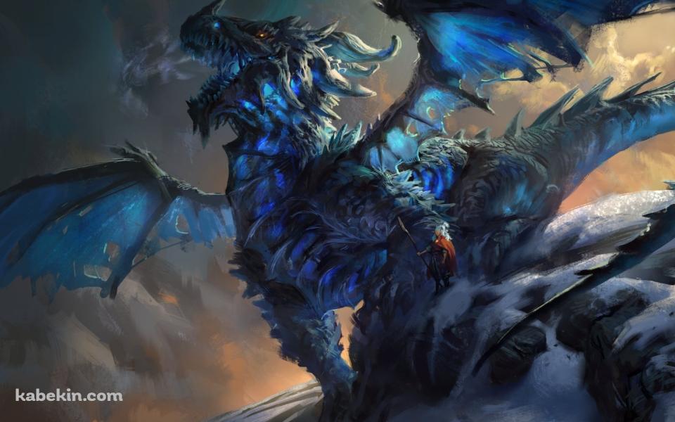 青く光るドラゴンと鋭利な武器を持つ長髪の男の壁紙(960px x 600px) 高画質 PC・デスクトップ用