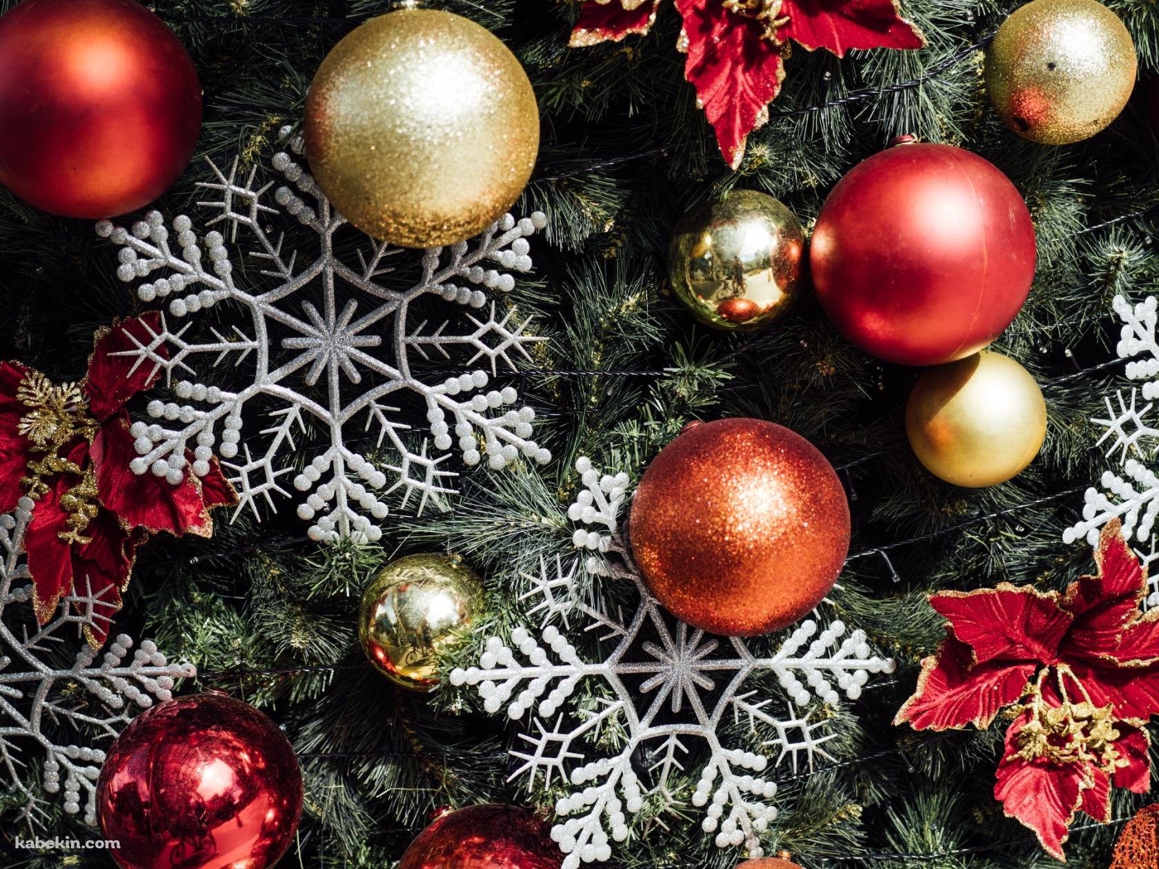 雪の結晶とクリスマスの飾り / 赤と金のオーナメントボール / クリスマスツリーの壁紙(1680px x 1260px) 高画質 PC・デスクトップ用