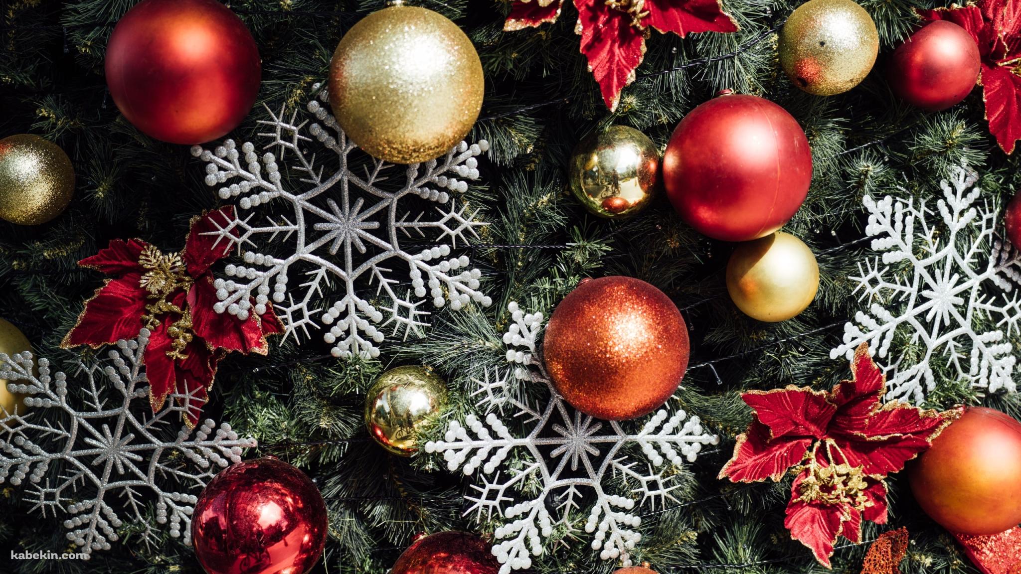 雪の結晶とクリスマスの飾り / 赤と金のオーナメントボール / クリスマスツリーの壁紙(2048px x 1152px) 高画質 PC・デスクトップ用