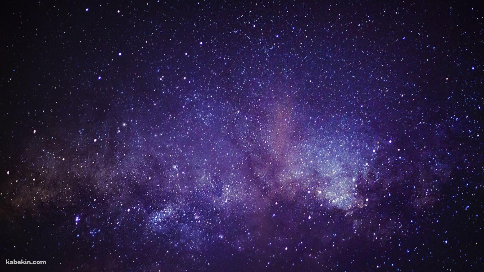 濃淡のある紫の宇宙 / 細かい星 / 綺麗の壁紙(1829px x 1029px) 高画質 PC・デスクトップ用