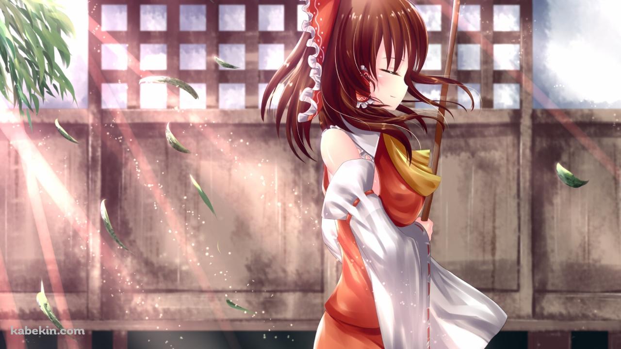 目をつぶりホウキを持つ博麗霊夢 / 東方の壁紙(1280px x 720px) 高画質 PC・デスクトップ用