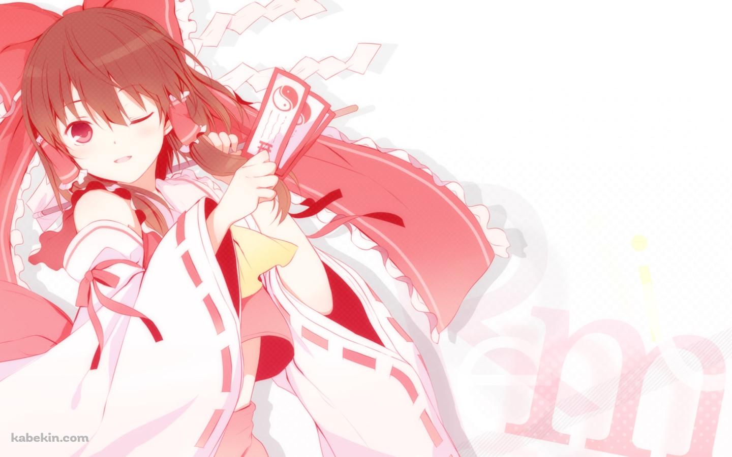 お札を持ちウィンクする可愛い博麗霊夢 / 東方の壁紙(1440px x 900px) 高画質 PC・デスクトップ用