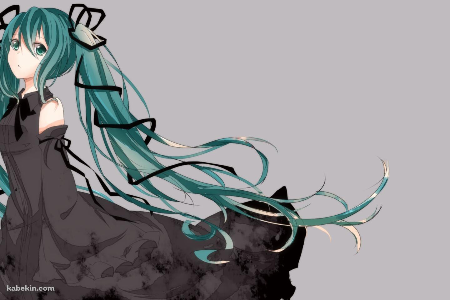 こちらを見つめる黒いドレスを着た初音ミク / ボーカロイドの壁紙(1440px x 960px) 高画質 PC・デスクトップ用