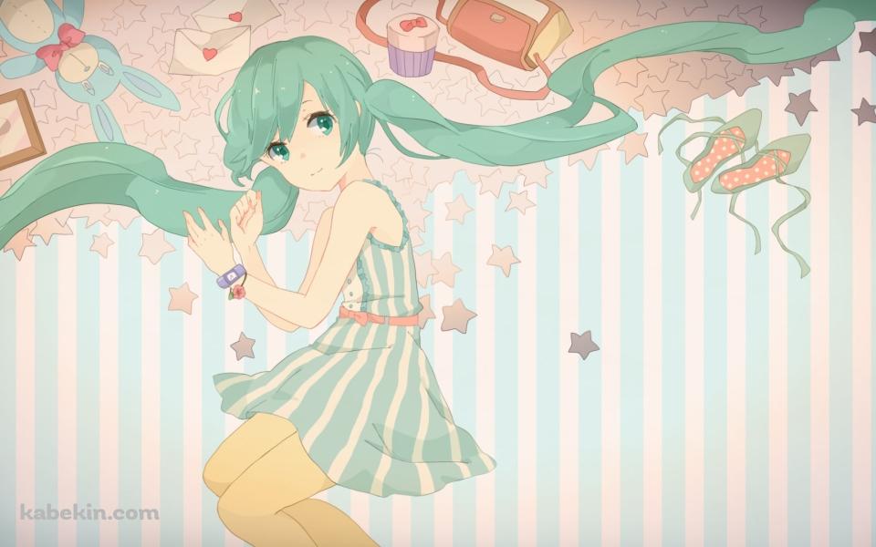 ポップなタッチで描かれている初音ミク / 便箋 / 兎のぬいぐるみ / 緑の靴 / 鏡 / ピンクのバッグ / ボカロの壁紙(960px x 600px) 高画質 PC・デスクトップ用