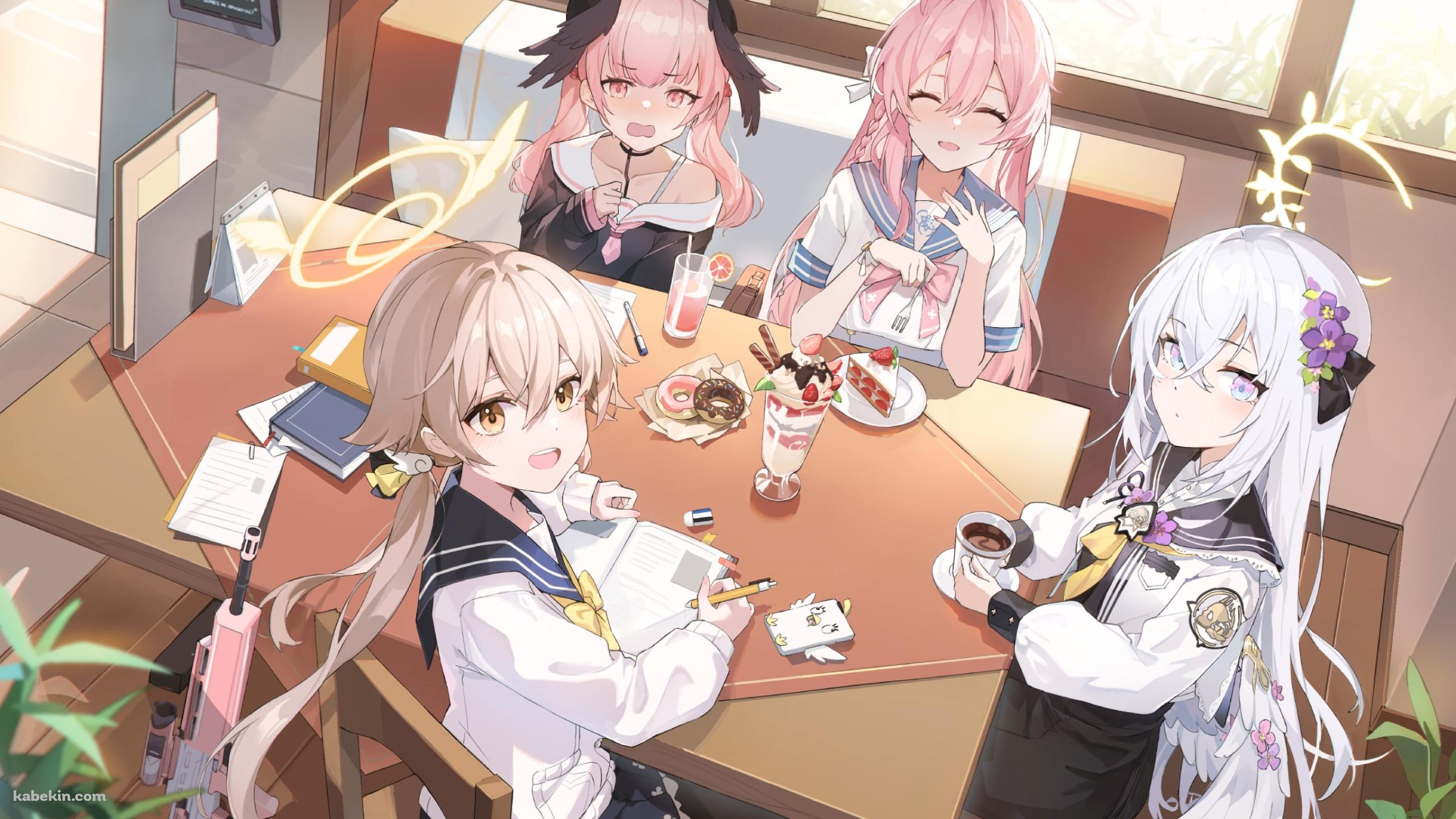 テーブルを囲んで女子会をする可愛い下江コハル、浦和ハナコ、阿慈谷ヒフミ、白洲アズサ / ブルアカの壁紙(2400px x 1350px) 高画質 PC・デスクトップ用