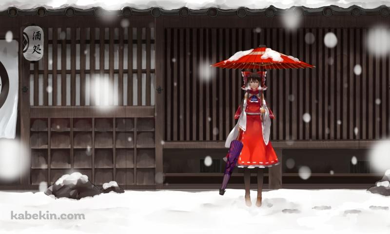 雪の中、日本家屋の前で和傘をさす博麗霊夢 / 東方の壁紙(800px x 480px) 高画質 PC・デスクトップ用