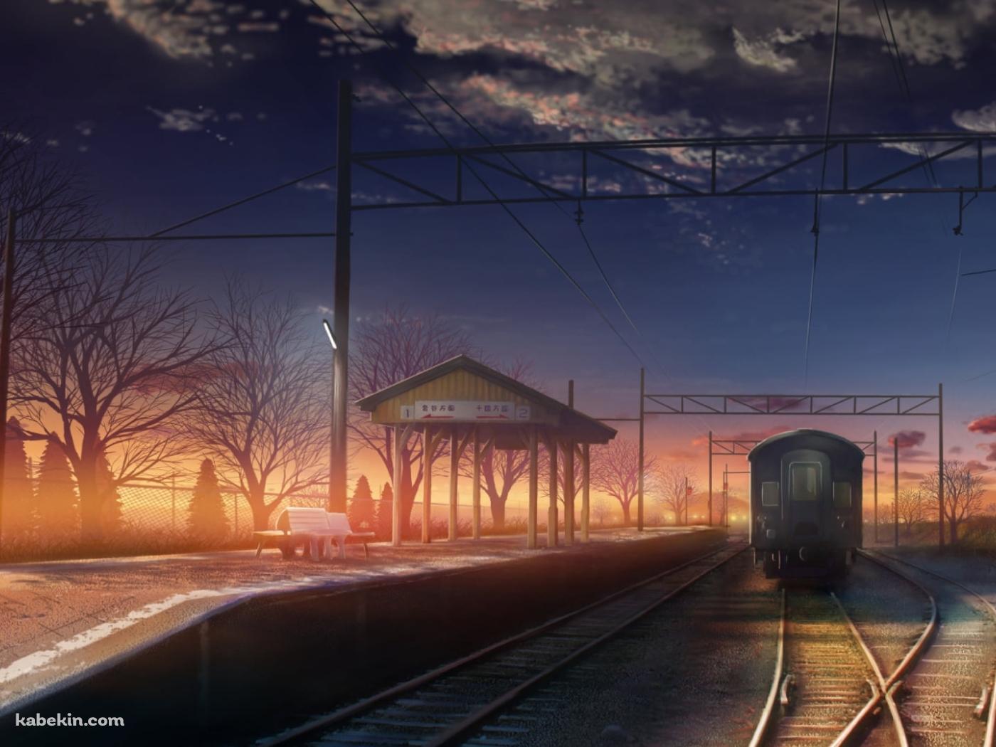 夕暮れ時、停車している電車 / 無人の駅の壁紙(1400px x 1050px) 高画質 PC・デスクトップ用