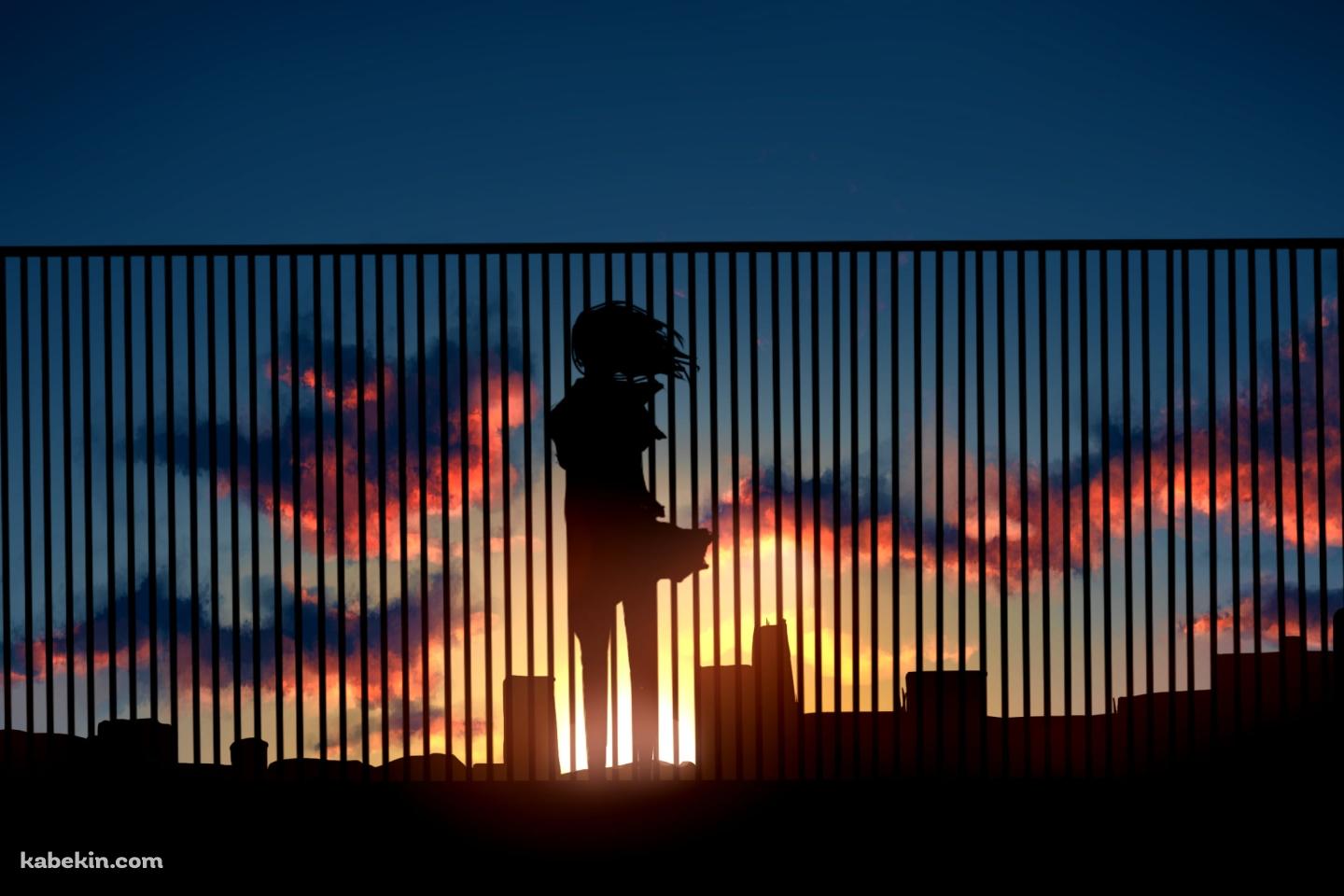 ビルの屋上の柵越しから夕陽を眺める女性の壁紙(1440px x 960px) 高画質 PC・デスクトップ用