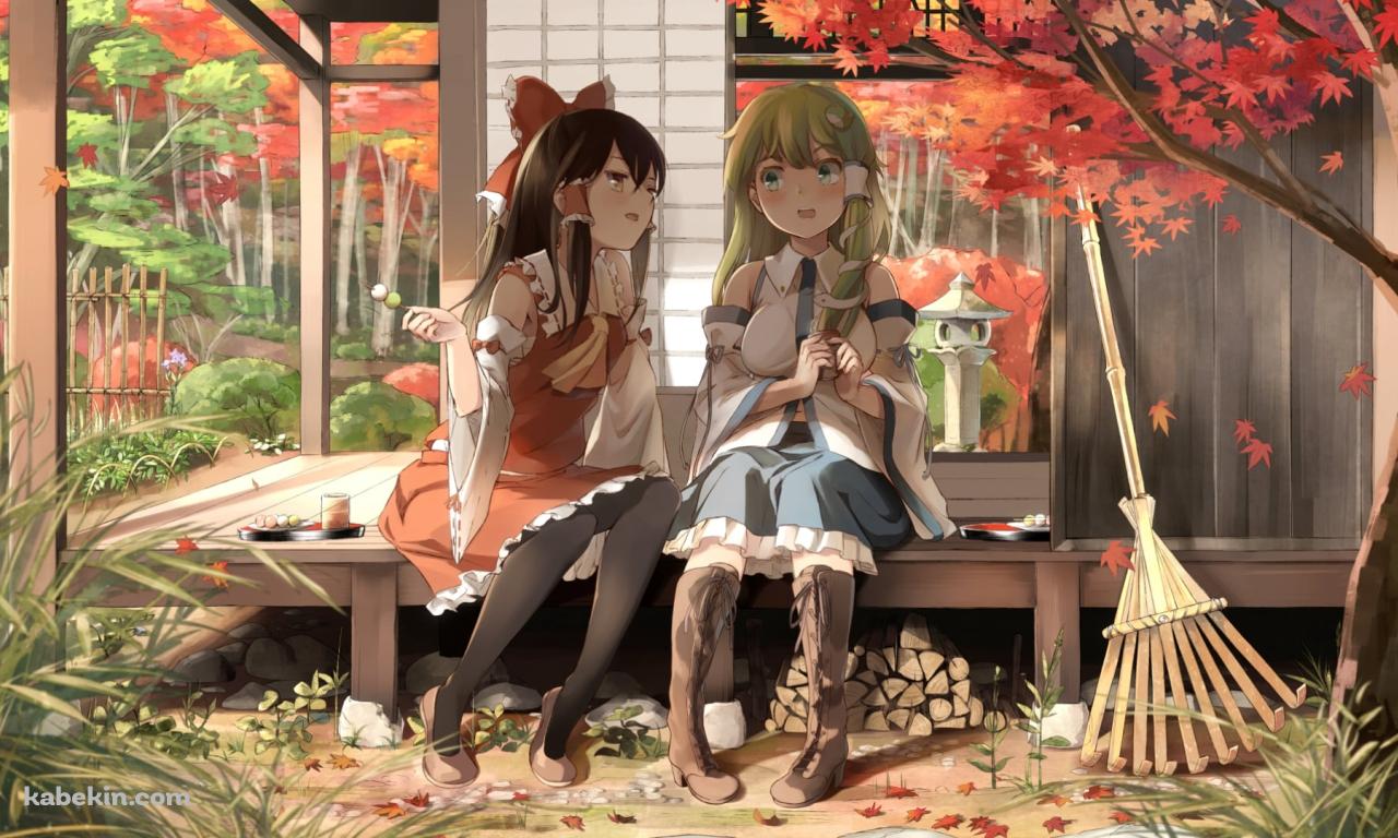 紅葉と縁側でお茶をする博麗霊夢と東風谷早苗 / 熊手 / 東方の壁紙(1280px x 768px) 高画質 PC・デスクトップ用