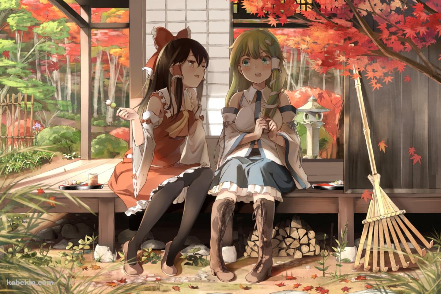 紅葉と縁側でお茶をする博麗霊夢と東風谷早苗 / 熊手 / 東方の壁紙(1440px x 960px) 高画質 PC・デスクトップ用