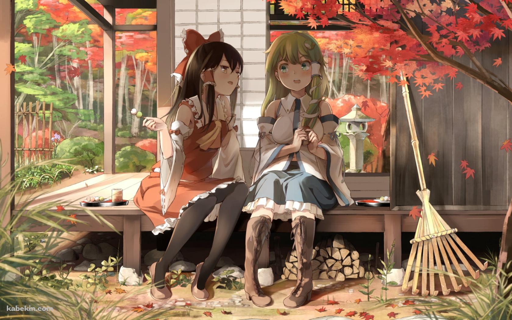 紅葉と縁側でお茶をする博麗霊夢と東風谷早苗 / 熊手 / 東方の壁紙(1680px x 1050px) 高画質 PC・デスクトップ用