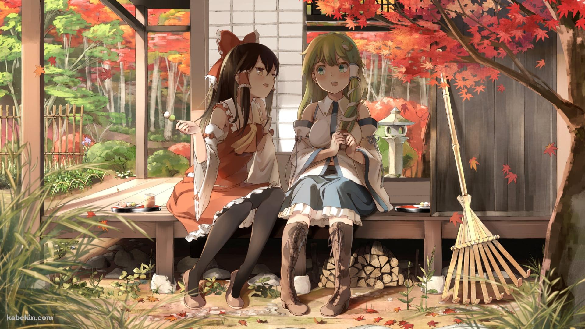 紅葉と縁側でお茶をする博麗霊夢と東風谷早苗 / 熊手 / 東方の壁紙(1920px x 1080px) 高画質 PC・デスクトップ用