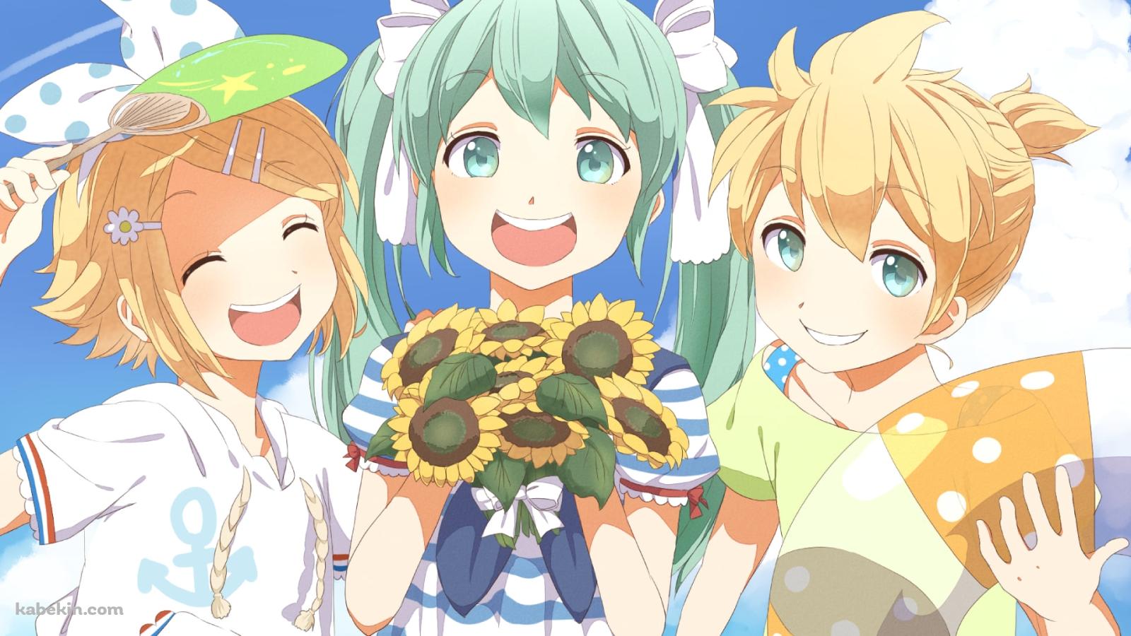 向日葵を持つ初音ミク / 団扇を持つ鏡音リン / 浮き輪を持つ鏡音レン / 夏の海 / 飛行機雲 / ボーカロイドの壁紙(1600px x 900px) 高画質 PC・デスクトップ用