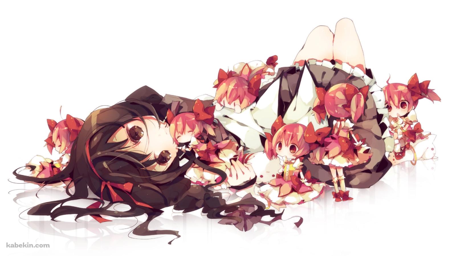 寝そべる暁美ほむらと小さな鹿目まどか / 魔法少女まどか☆マギカの壁紙(1600px x 900px) 高画質 PC・デスクトップ用