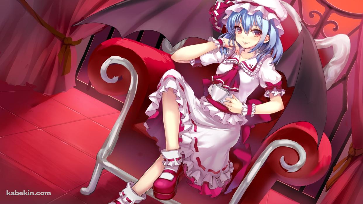 赤い椅子に座り微笑むレミリア・スカーレット / 東方の壁紙(1242px x 698px) 高画質 PC・デスクトップ用