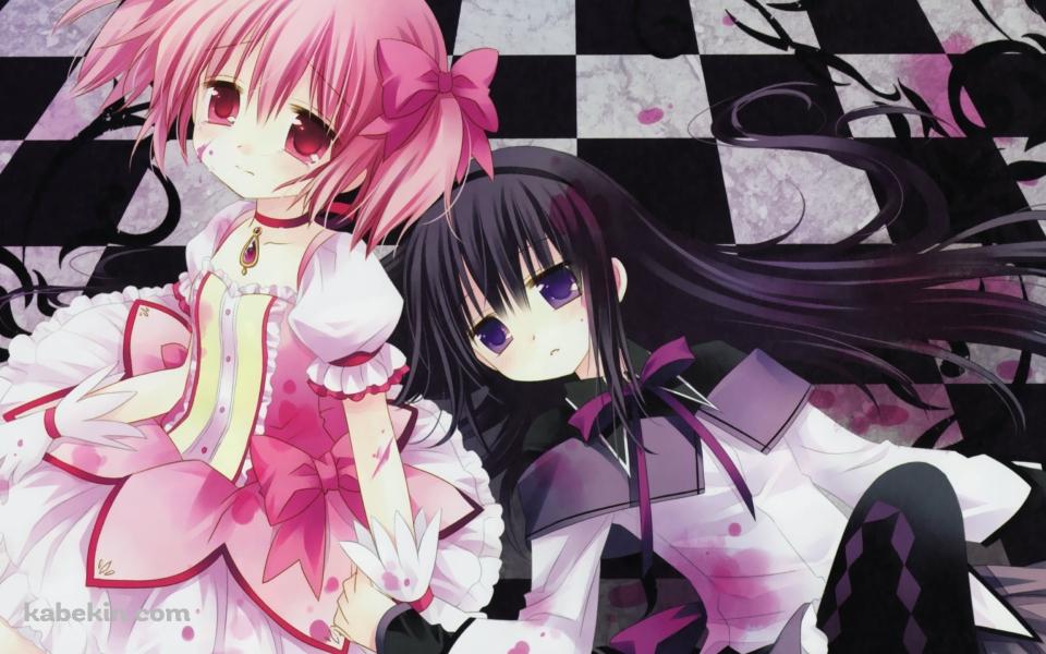 床に座る鹿目まどかと寝そべる暁美ほむら / 魔法少女まどか☆マギカの壁紙(960px x 600px) 高画質 PC・デスクトップ用